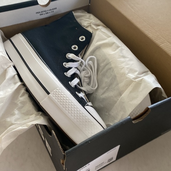 Converse Women’s Platform Black/ White High-Top Sneakers Size 7.5 New in Box - Picture 4 of 6